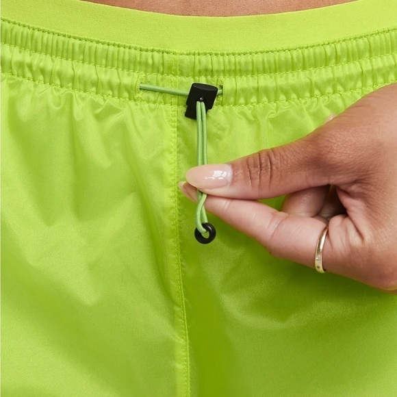 Nike Women's Medium Icon Clash Tempo Luxe Mid-Rise Running Shorts DM7739-321 - Picture 4 of 10